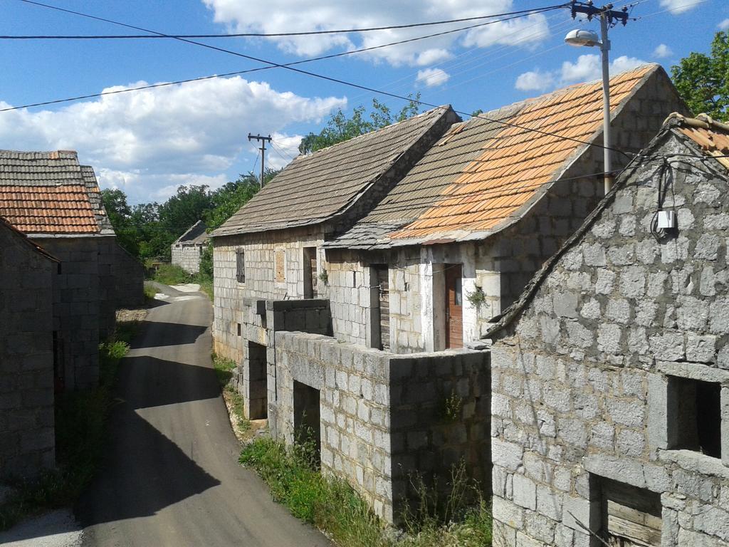 Trilj Apartman Jurika Exterior foto