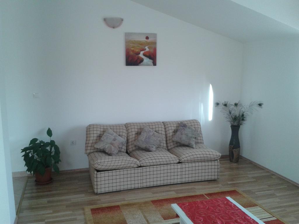 Trilj Apartman Jurika Exterior foto